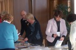 Martial, Agnès et Eliane accueillent les participants à l'A.G.